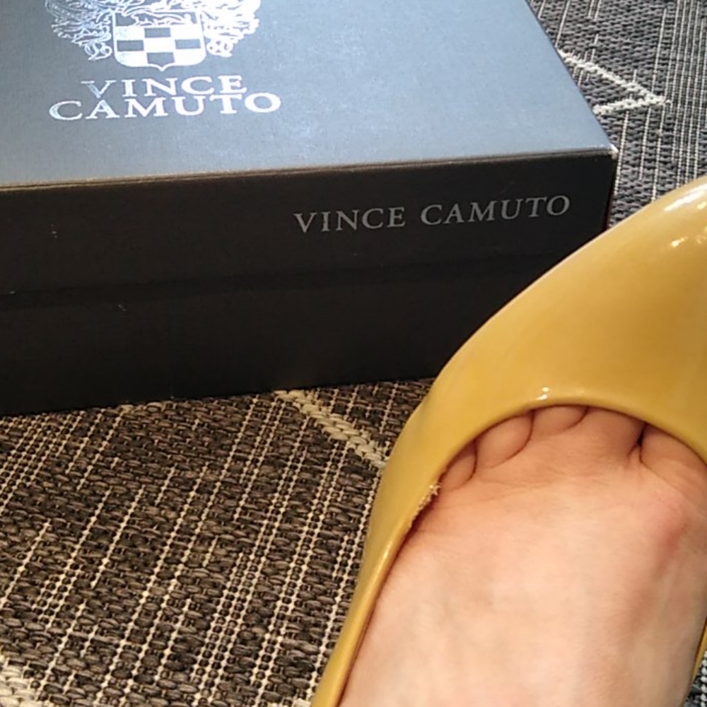 Vince Camuto Vickiy Blush Pantent Pumps - Picture 7 of 9